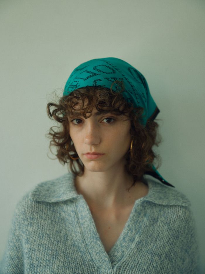 鏡の国をテーマにした絵画のようなスカーフを提案。「絵画を身に纏う」《マニプリ》の2025年秋冬のスカーフで奥行きのあるスタイルを