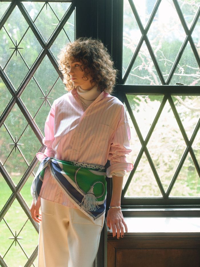 鏡の国をテーマにした絵画のようなスカーフを提案。「絵画を身に纏う」《マニプリ》の2025年秋冬のスカーフで奥行きのあるスタイルを