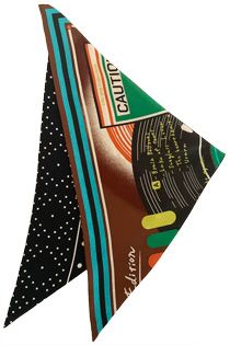 鏡の国をテーマにした絵画のようなスカーフを提案。「絵画を身に纏う」《マニプリ》の2025年秋冬のスカーフで奥行きのあるスタイルを