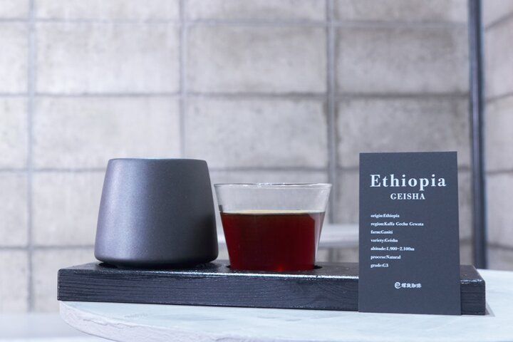 注目の弁天町エリアにニューオープン！内装もメニューも黒で統一した自家焙煎コーヒー店「螺旋珈琲」