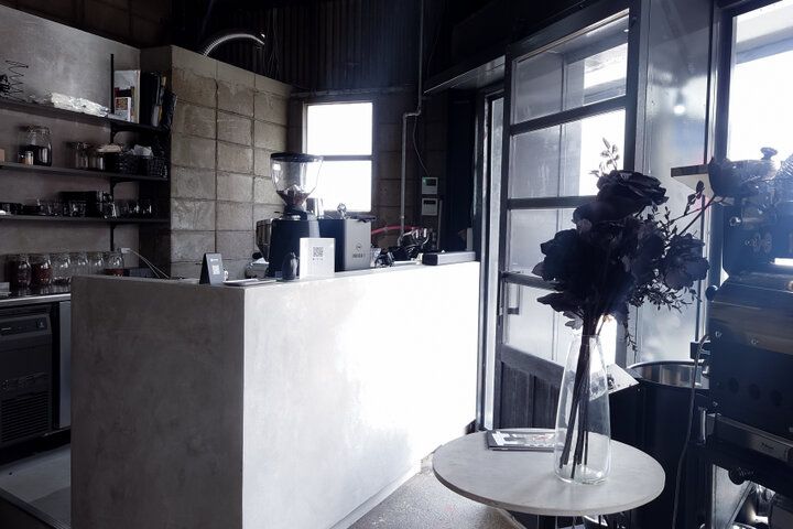 注目の弁天町エリアにニューオープン！内装もメニューも黒で統一した自家焙煎コーヒー店「螺旋珈琲」