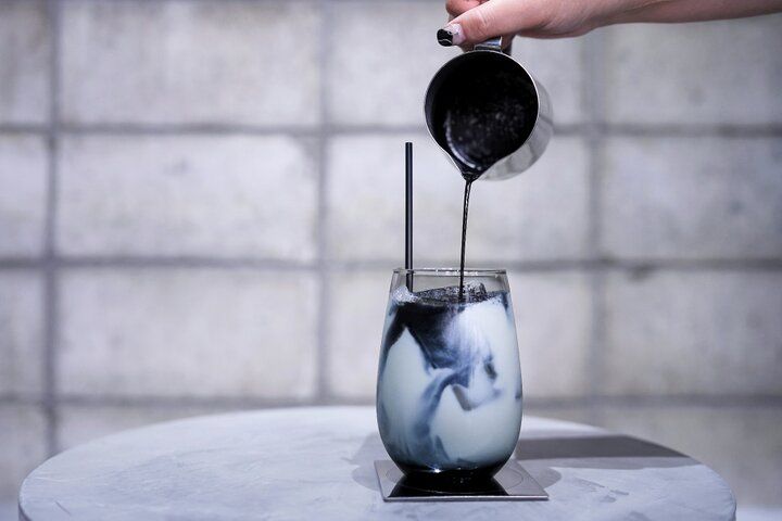 注目の弁天町エリアにニューオープン！内装もメニューも黒で統一した自家焙煎コーヒー店「螺旋珈琲」