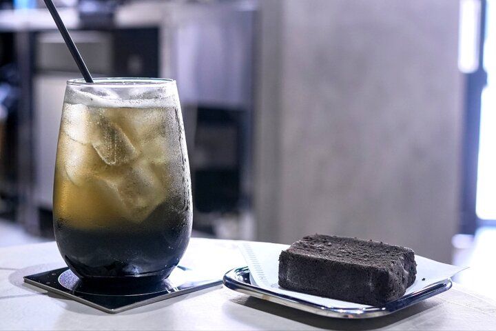 注目の弁天町エリアにニューオープン！内装もメニューも黒で統一した自家焙煎コーヒー店「螺旋珈琲」