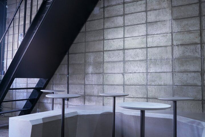 注目の弁天町エリアにニューオープン！内装もメニューも黒で統一した自家焙煎コーヒー店「螺旋珈琲」