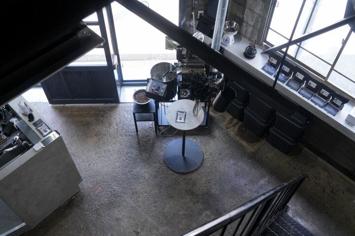 注目の弁天町エリアにニューオープン！内装もメニューも黒で統一した自家焙煎コーヒー店「螺旋珈琲」