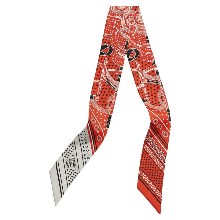 スカーフ ¥38,500／HERMÈS