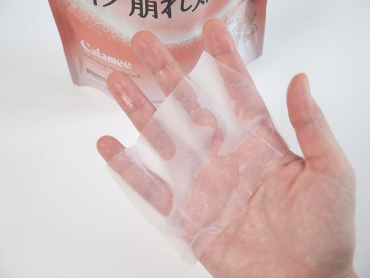 画像: たっぷりの液を含んだ大判シート。みずみずしく、軽やかなテクスチャーで心地よく肌にフィット