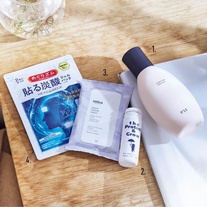 1.「ベタつきやニオイが抑えられ、頭皮がすっきりとクリアに」。エスト クラリファイイング スカルプジェル 250g 6050円（エスト） 2.「日焼け止めが塗れない部分や塗り漏れもサポートしてくれ、“追いかけ飲み”にも」。the Protect & Grow 60粒 5940円（TAKAKOスタイル） 3.「着替える直前にボディを整えておくと服も心地よく着られ、ポーチに忍ばせておけば外出先でもリフレッシュ」。アクアセラムシート 10枚入り 539円（ミティア オーガニック） 4.「冷感ジェルパックがピタッと密着してスッキリ」。めぐりズム 貼る炭酸ジェルパック HEAD＆NECK 6枚入り オープン価格（花王）