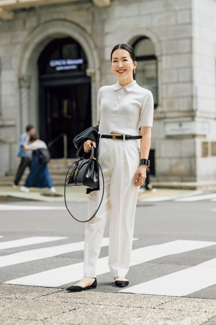 小物使いのセンスが抜群！オールホワイトコーデが締まるブラック＆ゴールドアイテム