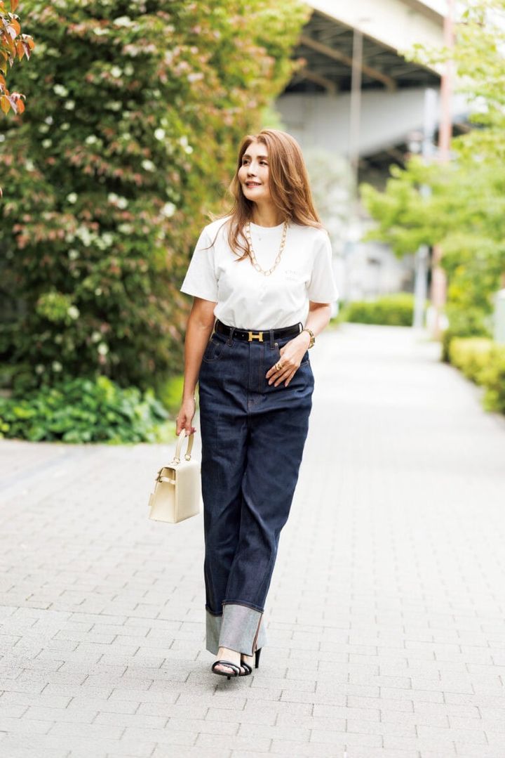 人気の「マイラン」ワイドデニムをヒール＆ゴールドでエレガントに！大人のデニムスタイルに注目！