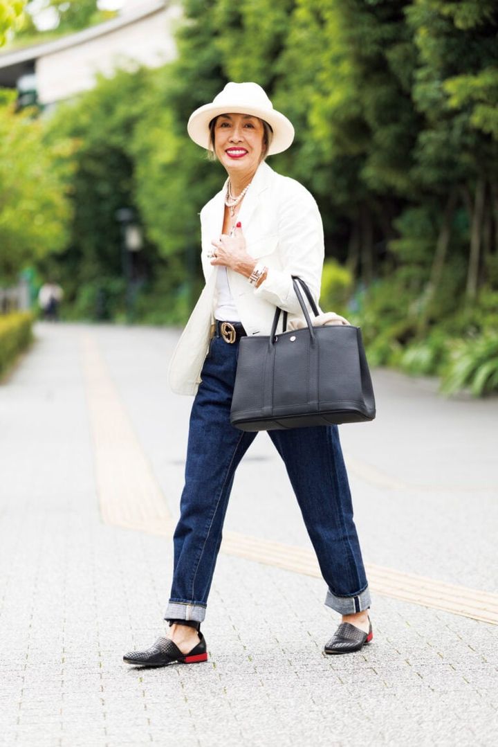 【60代お手本スナップ】「ラルフローレン」の白ジャケット×「オキーフ」のデニムパンツで作る洗練された大人カジュアル！