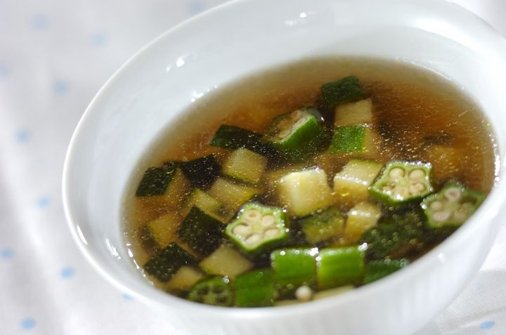 ズッキーニとオクラのスープ