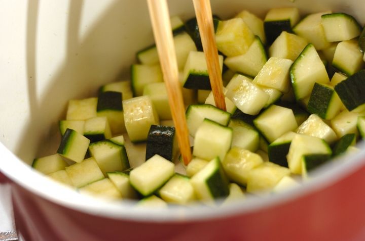 ズッキーニとオクラのスープの作り方1