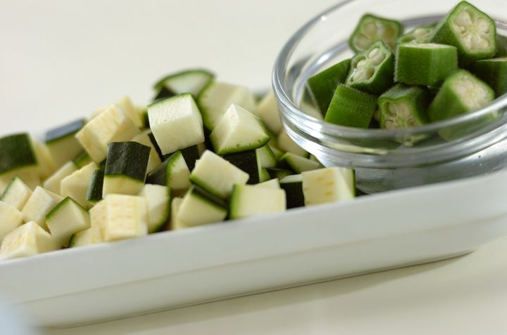 ズッキーニとオクラのスープの下準備1