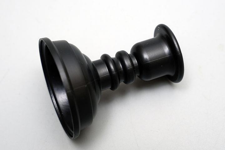 台座部分のろうそくを立てる穴の直径は約1.5cm。台座だけを替えることもできるでしょう。