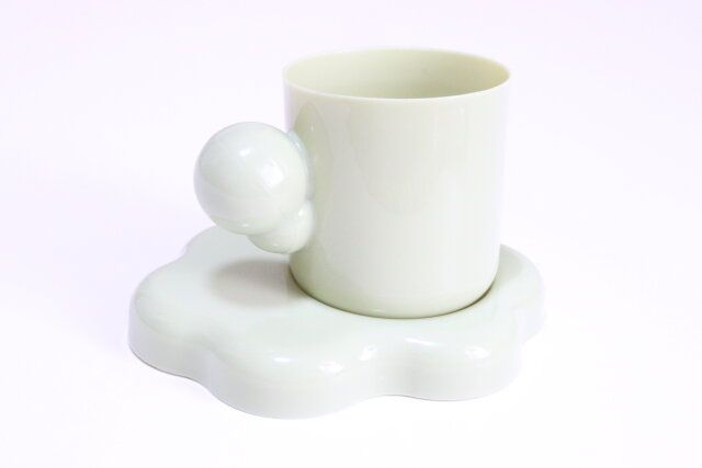 セリアのクラウド型カップ＆ソーサーのビジュアル