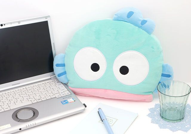 宝島社ハンギョドンクッションデスクワーク