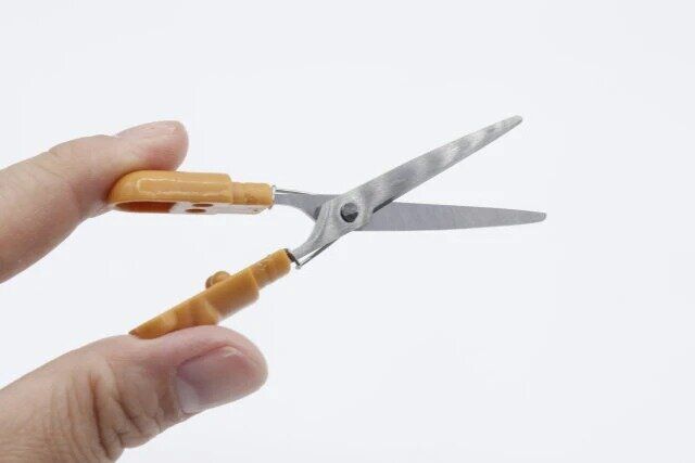 ダイソー コンパクトキャップ付ハサミ（ブラウン）