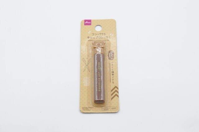 ダイソー コンパクトキャップ付ハサミ（ブラウン） パッケージ