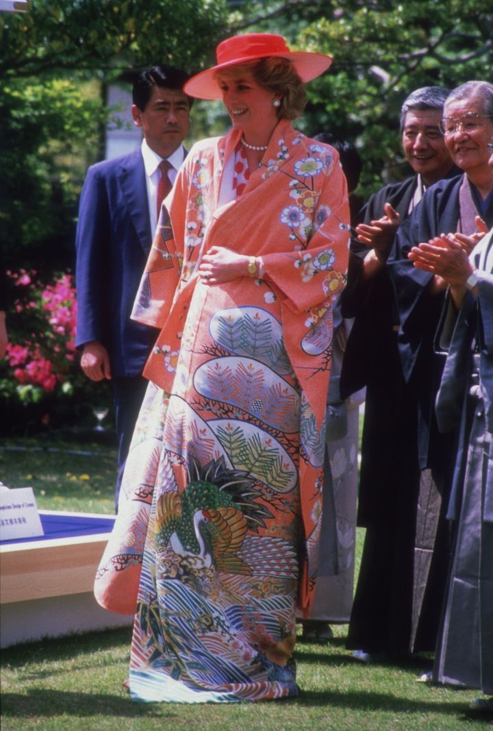 贈られた着物を羽織り、柔らかな笑顔を見せたダイアナ元妃。