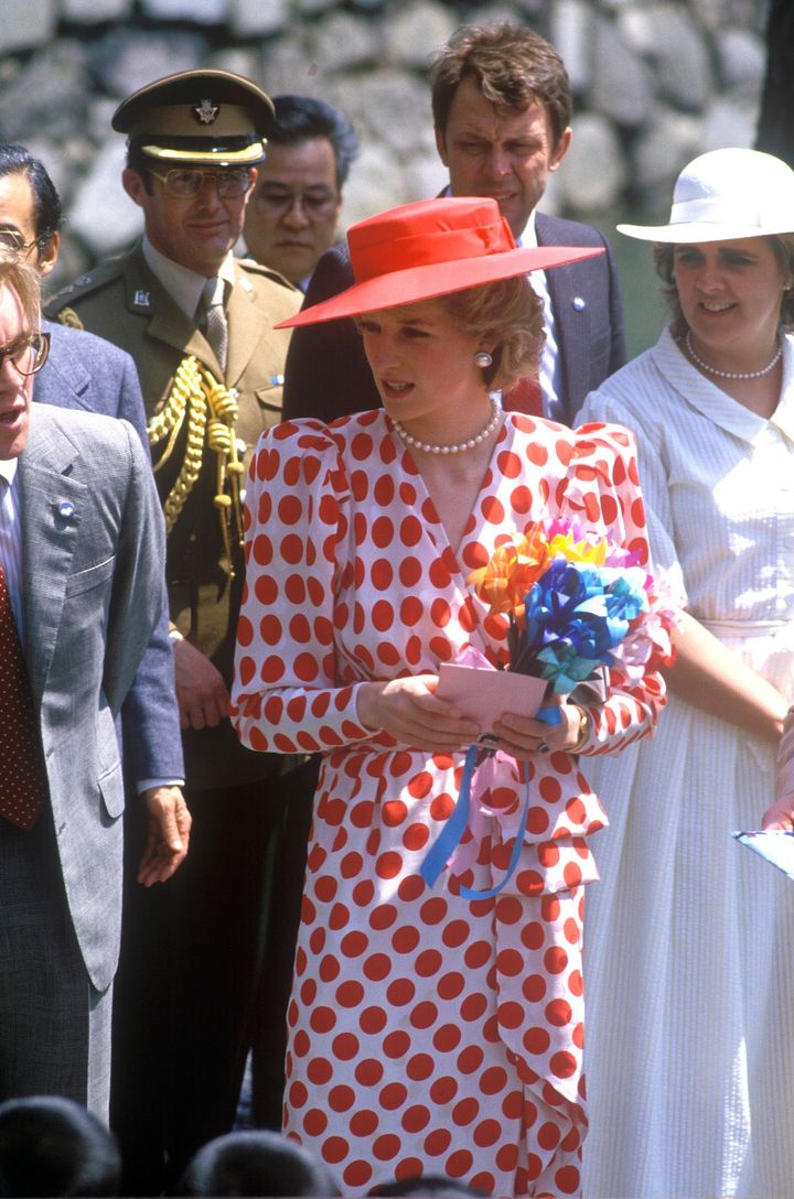 1986年、京都の二条城を訪問した際は日本国旗を連想させるドット柄のスーツを着用。