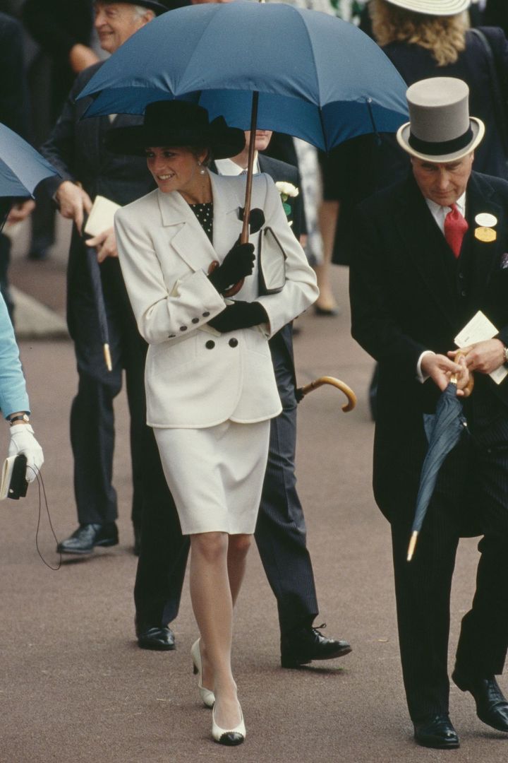 1991年のロイヤルアスコットではホワイトのセットアップを着用。インナーにモードなドット柄を合わせていた。