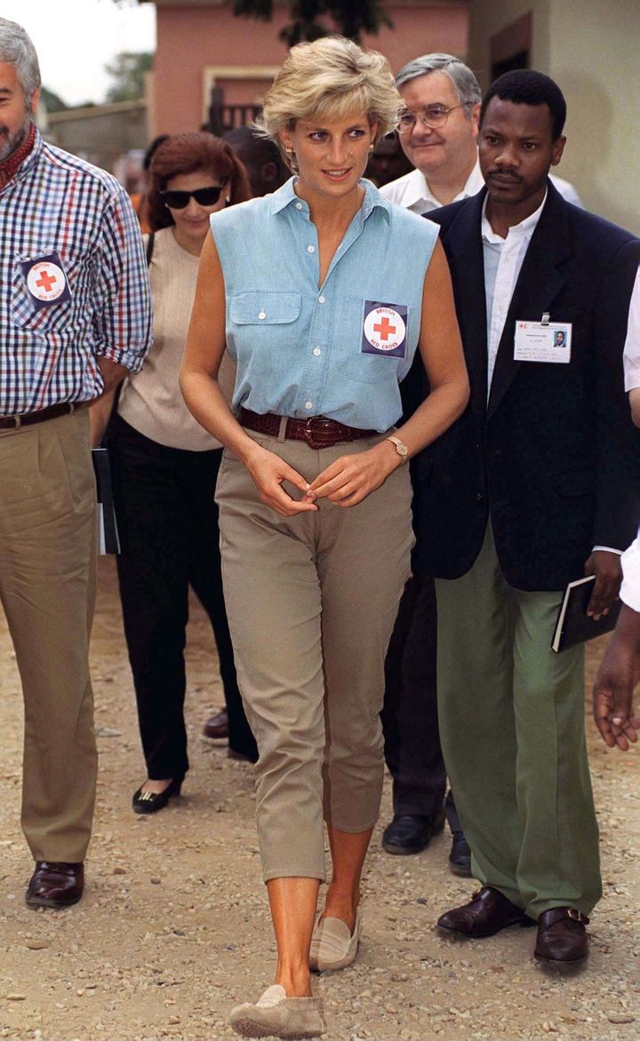 1997年1月アンゴラのルアンダを訪問。胸もとにはイギリス赤十字社のチャリティを象徴するバッジが。