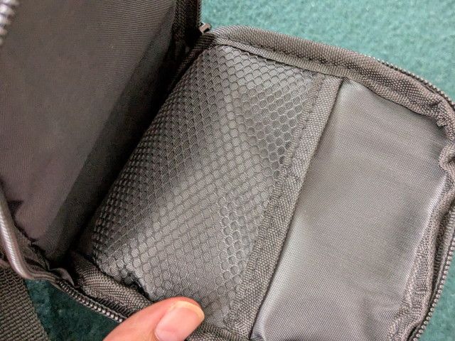 メッシュポケット付きの収納スペース
