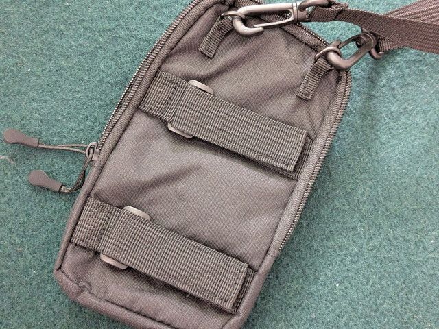 ポーチ背面のベルト通し部分