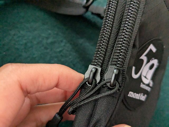 ダブルファスナー仕様のショルダーポーチ