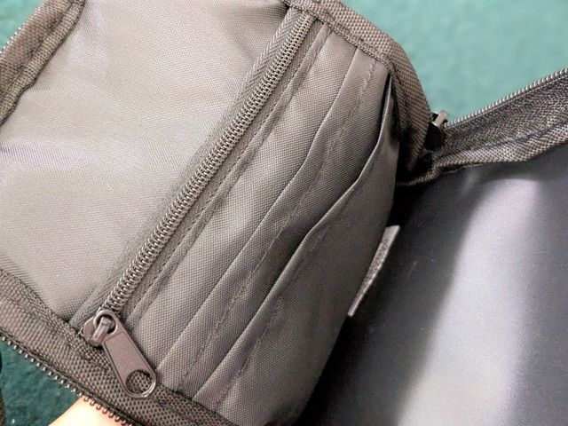 ファスナー付きポケット内部の様子