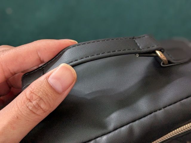 持ち運びに便利な上部のハンドル部分