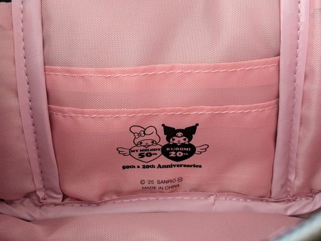 内ポケットにプリントされたマイメロディ50周年とクロミ20周年の記念ロゴ