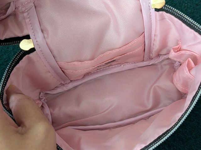 内側はピンク生地で収納力抜群のスペース