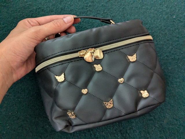 ブラックにゴールドパーツが映える豪華なバニティポーチ