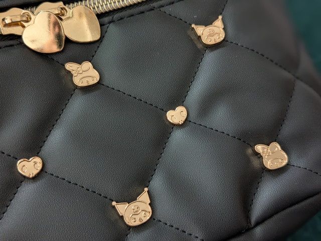 クロミやマイメロディのモチーフが散りばめられたキルティングデザイン