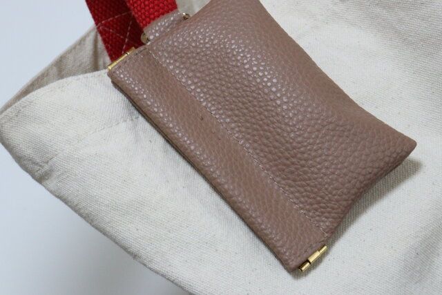 セリアのカバンに付けられるカラビナ付きワンタッチポーチ