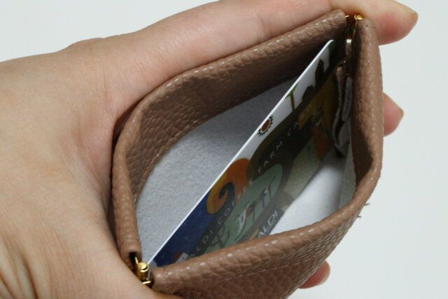 セリアのカードが入るカラビナ付きワンタッチポーチ