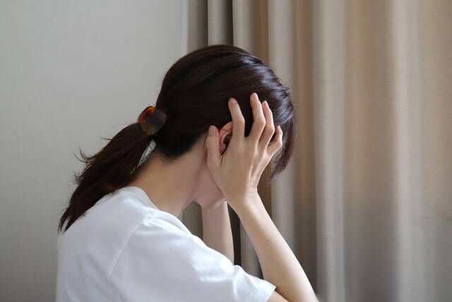 頭を抱える女性