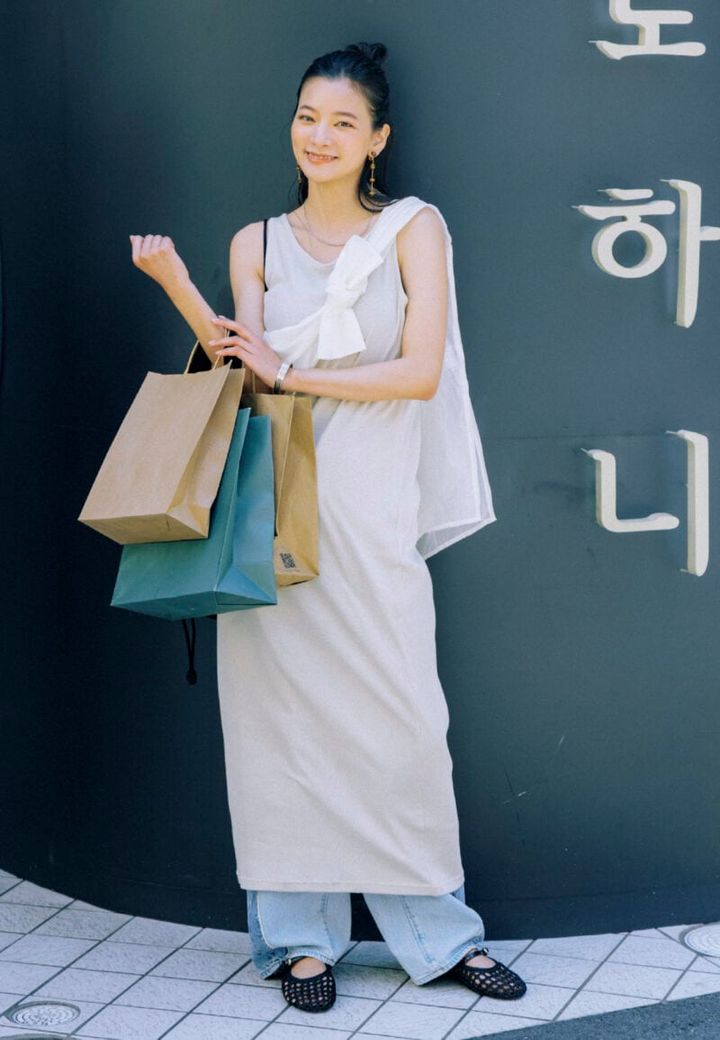 ワンピース¥11,000（アングリッド） デニムパンツ¥2,990（ジーユー） シルバーネックレス￥28,600、バングル￥64,900（ともにニナ・エ・ジュール／ともにショールーム ロイト） メリージェーン￥6,590（ザラ／ザラ カスタマーサービス） イヤリング￥3,740（ミミサンジュウサン／サンポークリエイト） 