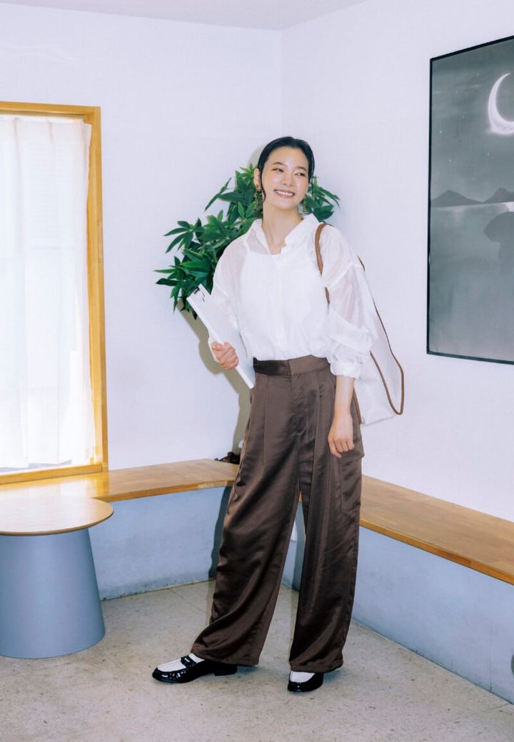 カーゴパンツ¥9,900（アパートバイ／アダストリア） キャミソール¥4,950（アウトドアプロダクツ／アウトドアプロダクツ ユージュアル シングス 中目黒） バッグ¥13,900（チャールズ＆キース／チャールズ＆キース ジャパン） イヤリング¥3,740（ミミサンジュウサン／サンポークリエイト） ローファー¥29,700（ダイアナ／ダイアナ 銀座本店）