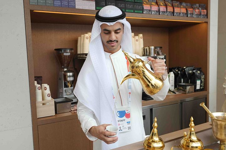 サウジコーヒーの本来の注ぎ方（提供：サウジアラビア王国）。実際のカフェでは小さな紙コップに注がれ、提供されます。