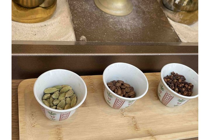 カフェのサウジコーヒー材料。グリーンカルダモン（左）、浅煎りアラビアコーヒー豆（中央）、クローブ（右）