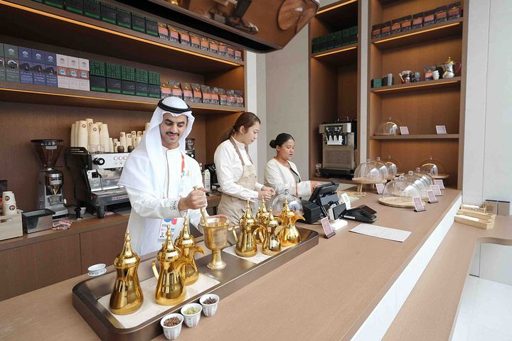 サウジアラビア王国パビリオン併設の「IRTH（イアス）カフェ」。本場のサウジコーヒーが味わえます（提供：サウジアラビア王国）。
