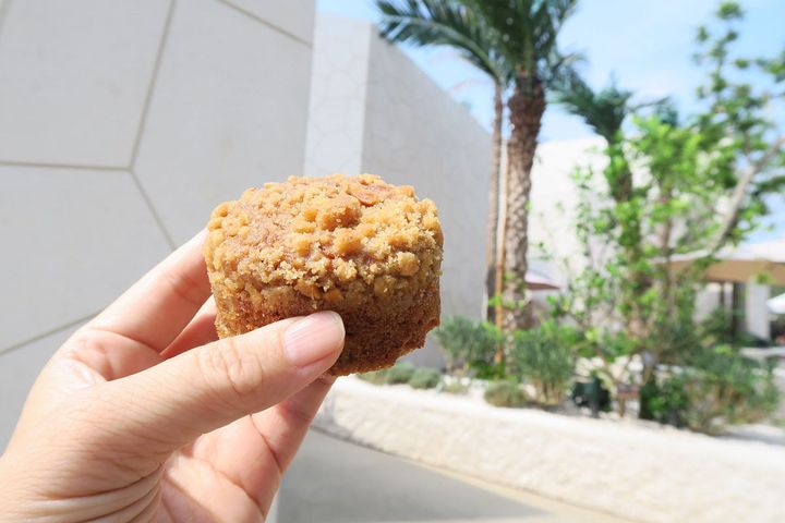 パビリオンの建物を眺めながらサウジアラビアの焼菓子をパクリ。それだけで旅気分！