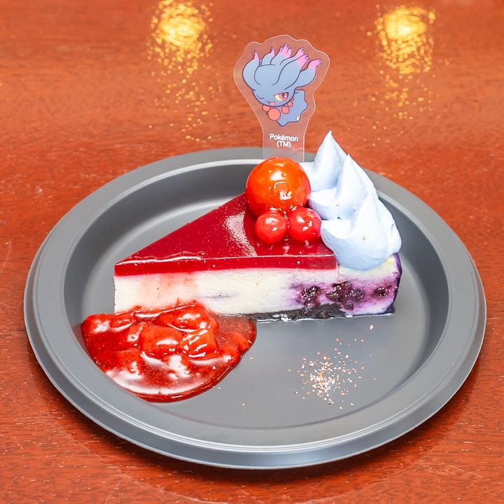 いたずら？ムウマのミックスベリーチーズケーキと赤い野菜？