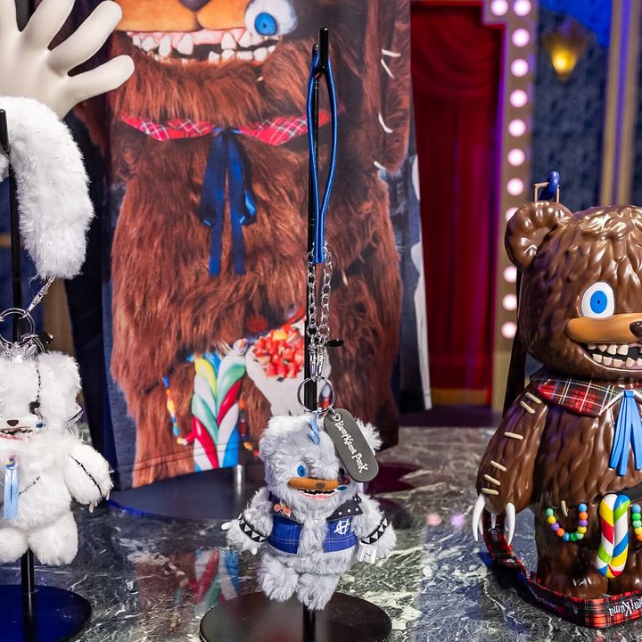 ストラップ付きマスコットキーチェーン（ハミクマパンク）2