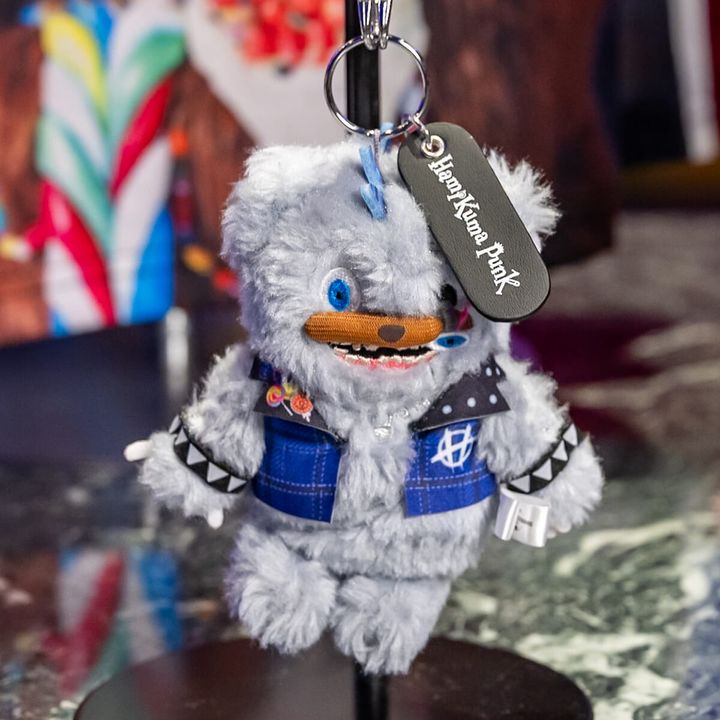ストラップ付きマスコットキーチェーン（ハミクマパンク）