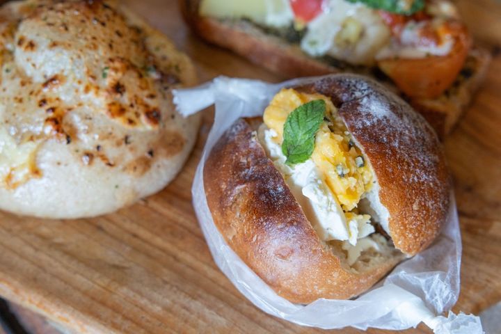 「パッションフルーツバターとクリームチーズサンド」270円