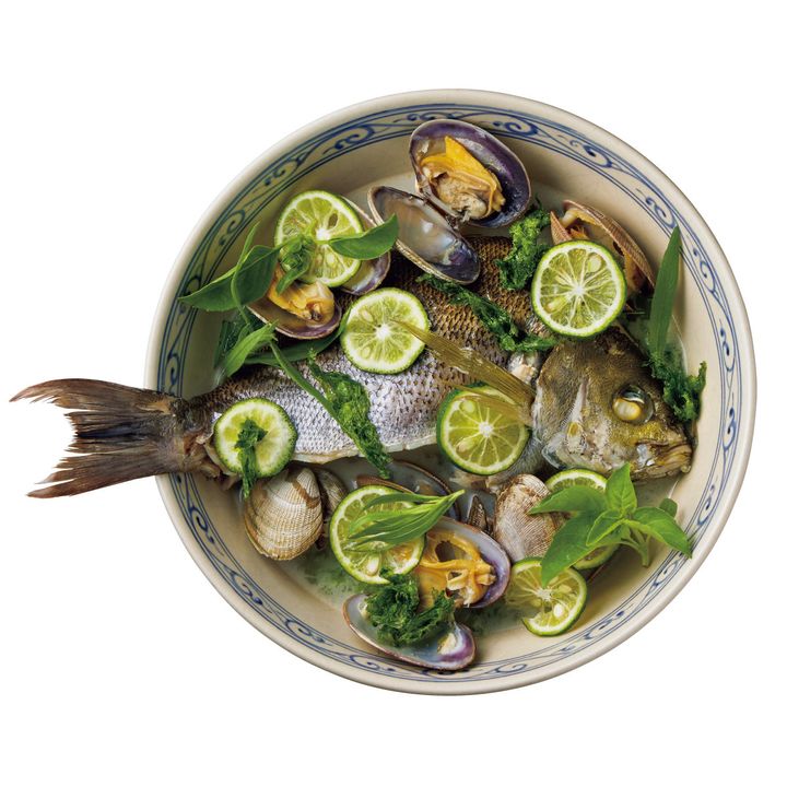 蒸籠で蒸したイサキとアサリのプラーヌンマナオ